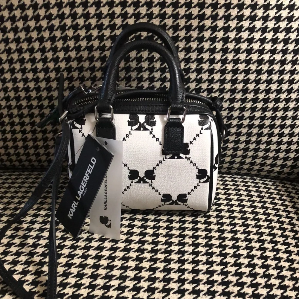 KARL LAGERFELD NWT  Black And white crossbody bag  6” height 6” width 26” strap - Picture 4 of 7